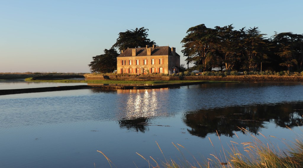 fenêtres miroirs du manoir rouge, 2 août 18, 7h19 (1 sur 1).jpg