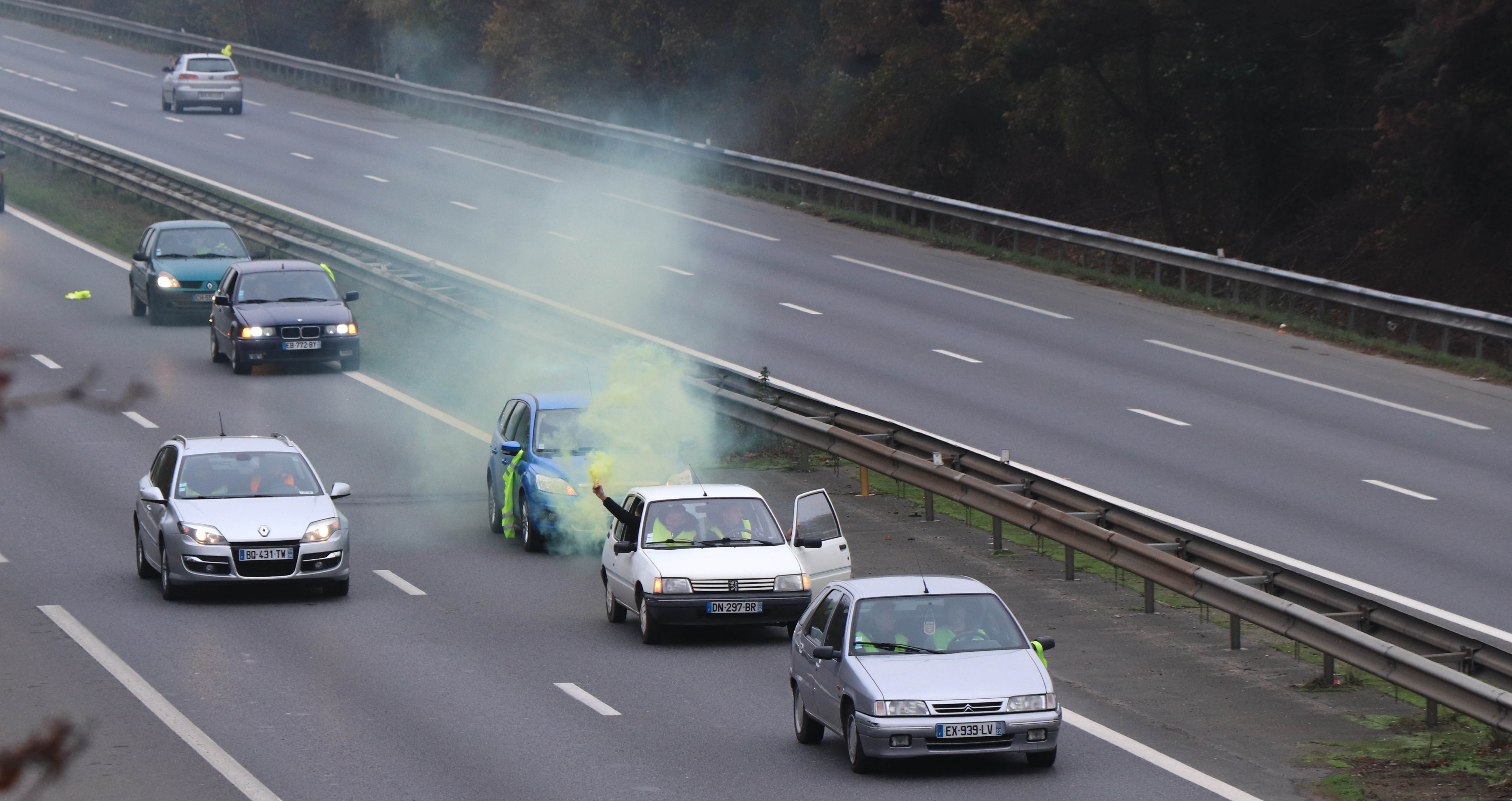 gilets jaunes fumigènes, rennes, 17 nov.18, 12h04 (1 sur 1)