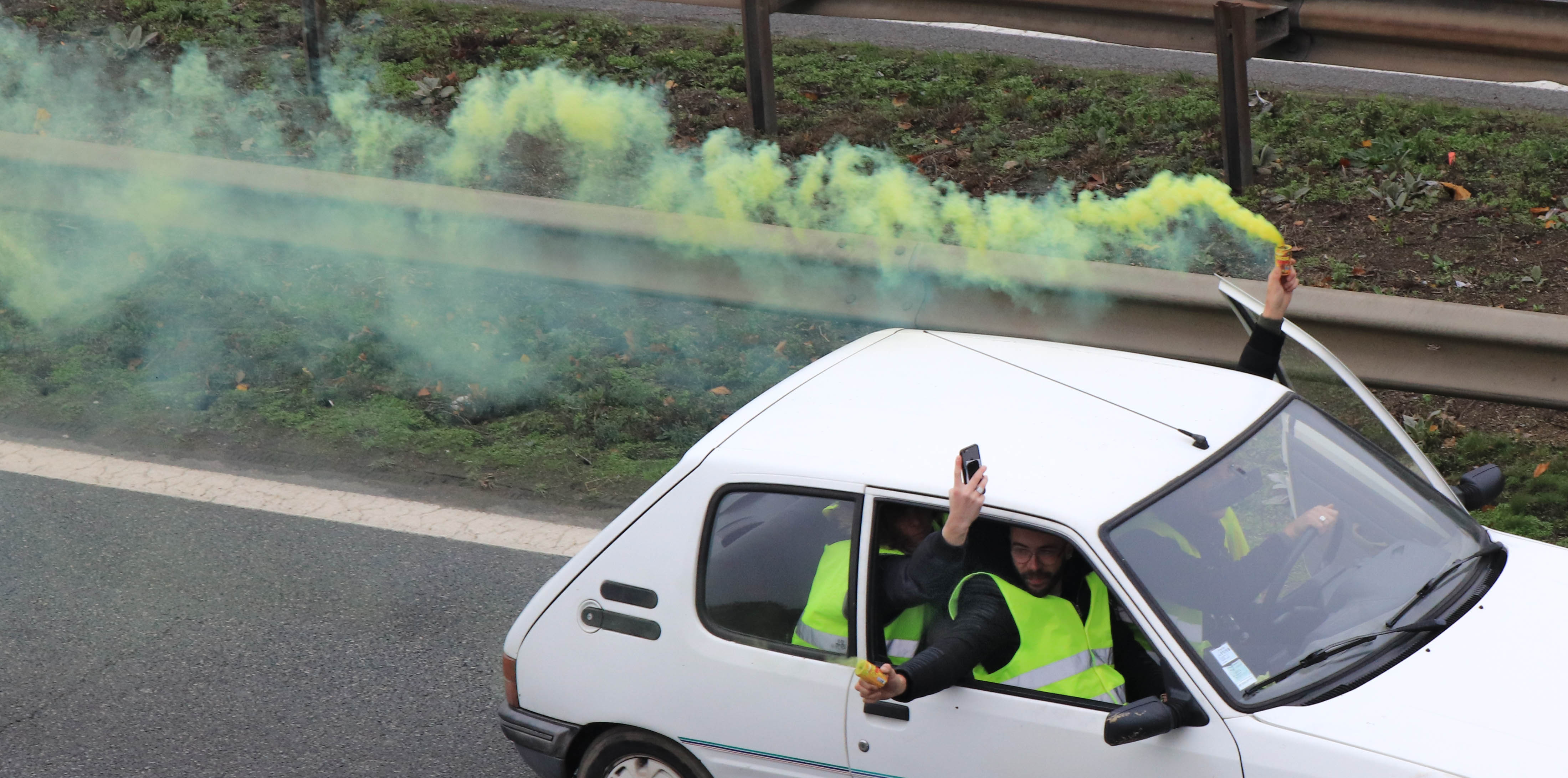 gilets jaunes fumigènes, rennes, 17 nov.18, 12h04 - 57 (1 sur 1).jpg