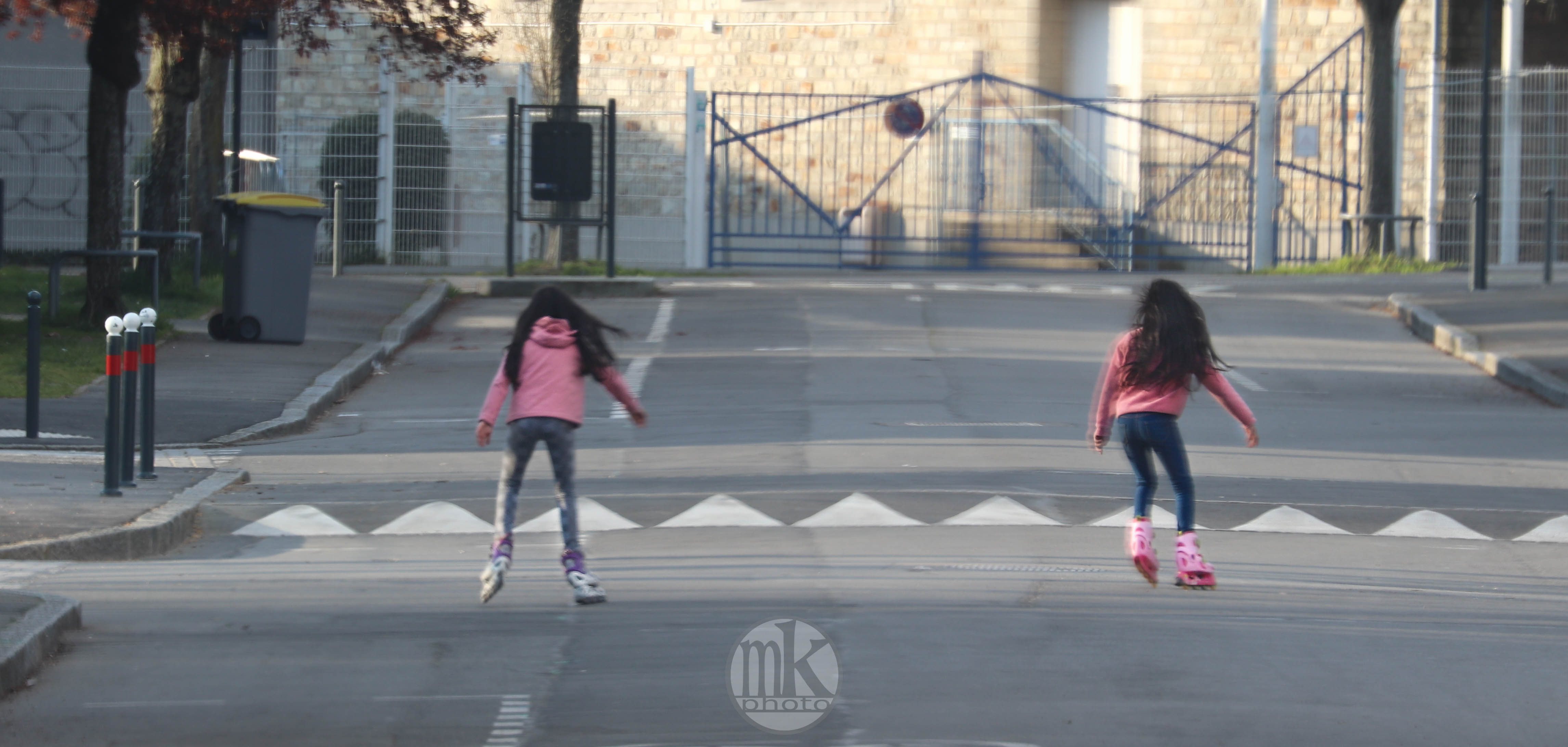 confinement, jumelles rolleuses, 18 mars 2020, 18h07